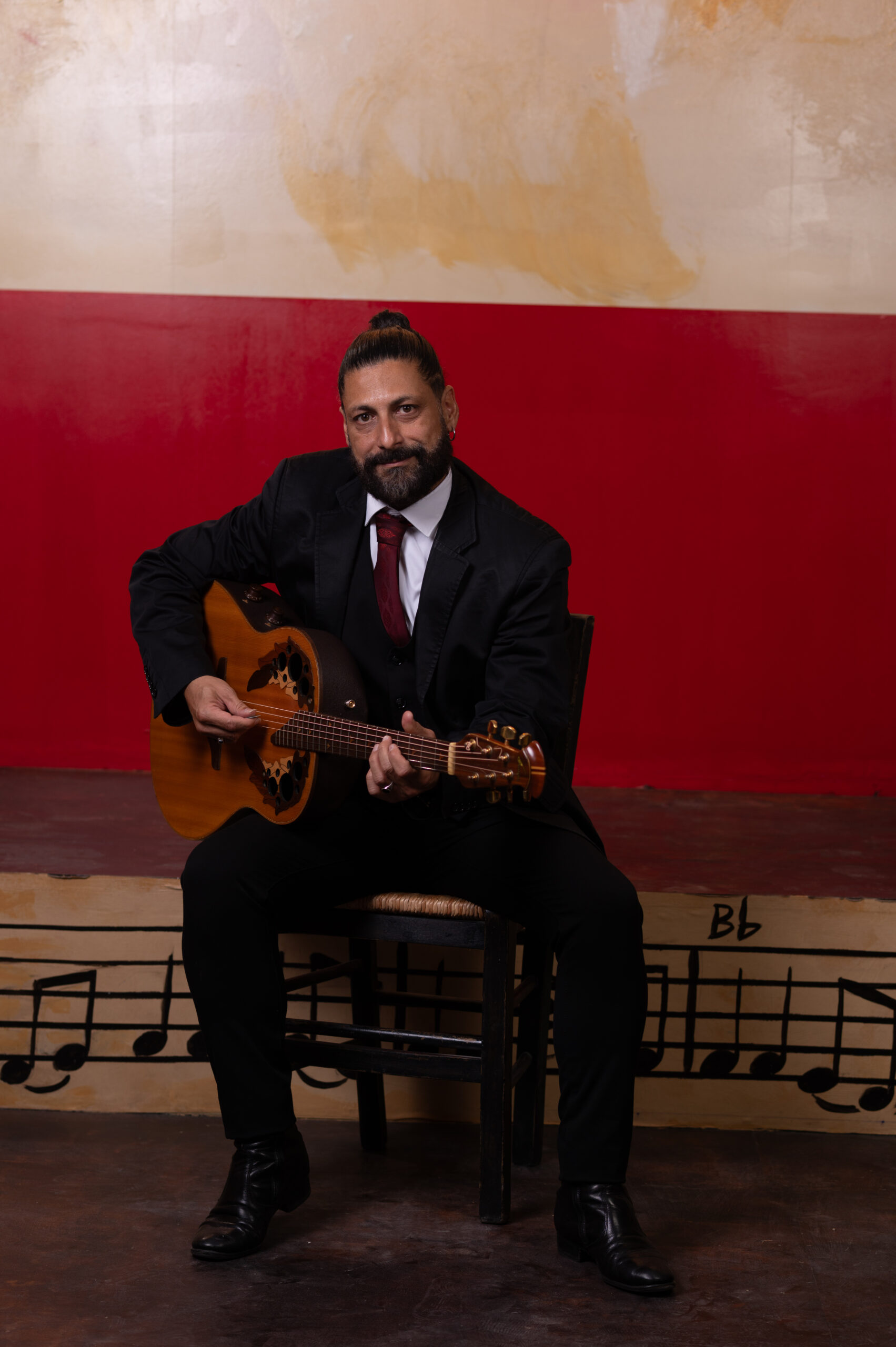 Vasilis Kouloglou with his guitar